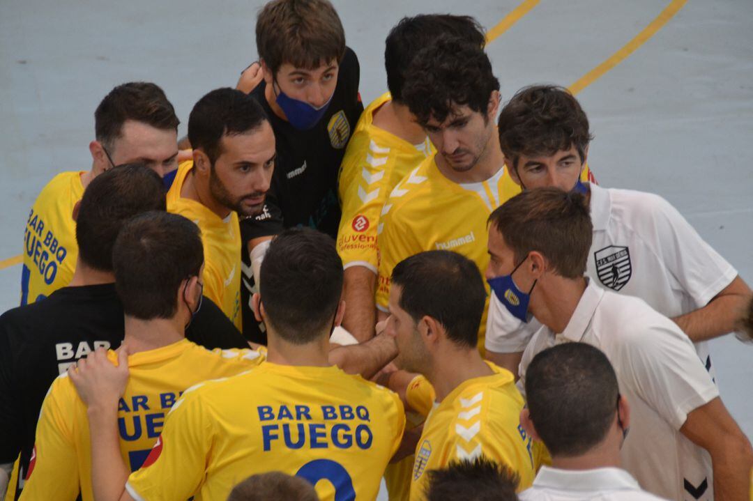 Piña de jugadores del Mar Dénia.