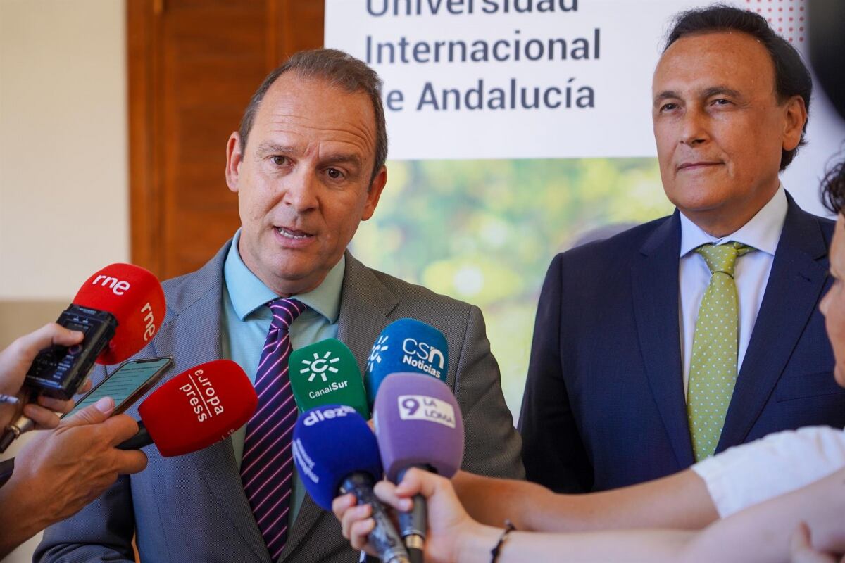 El rector de la Universidad Internacional de Andalucía (UNIA), José Ignacio García, junto al consejero de Universidad