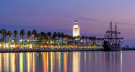 La Farola de Málaga por las noches en una imagen de archivo