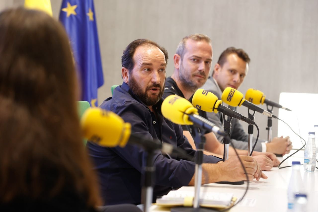 Felipe Molina (ganadero), Juan Antonio Ruiz Madueño (apicultor) y Francisco Carrasco Arenas de Feragua en la mesa sobre sequía de Radio Córdoba