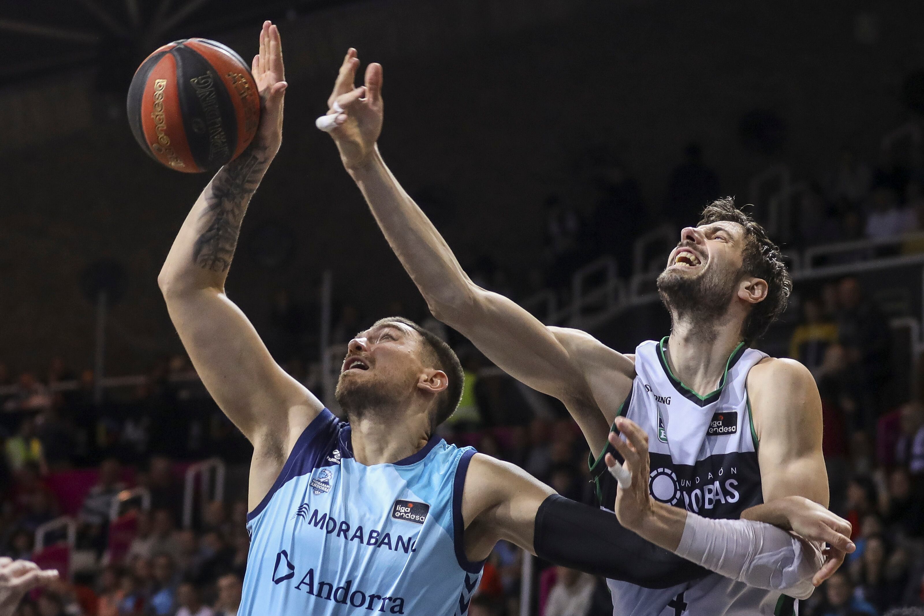 Marin Maric (i) pívot croat de l'Andorra I Ante Tomic (d) del Joventut de Badalona lluiten per un rebot durant el partit de la 20 jornada de la Lliga Endesa disputat dissabte al Polisportiu d'Andorra.