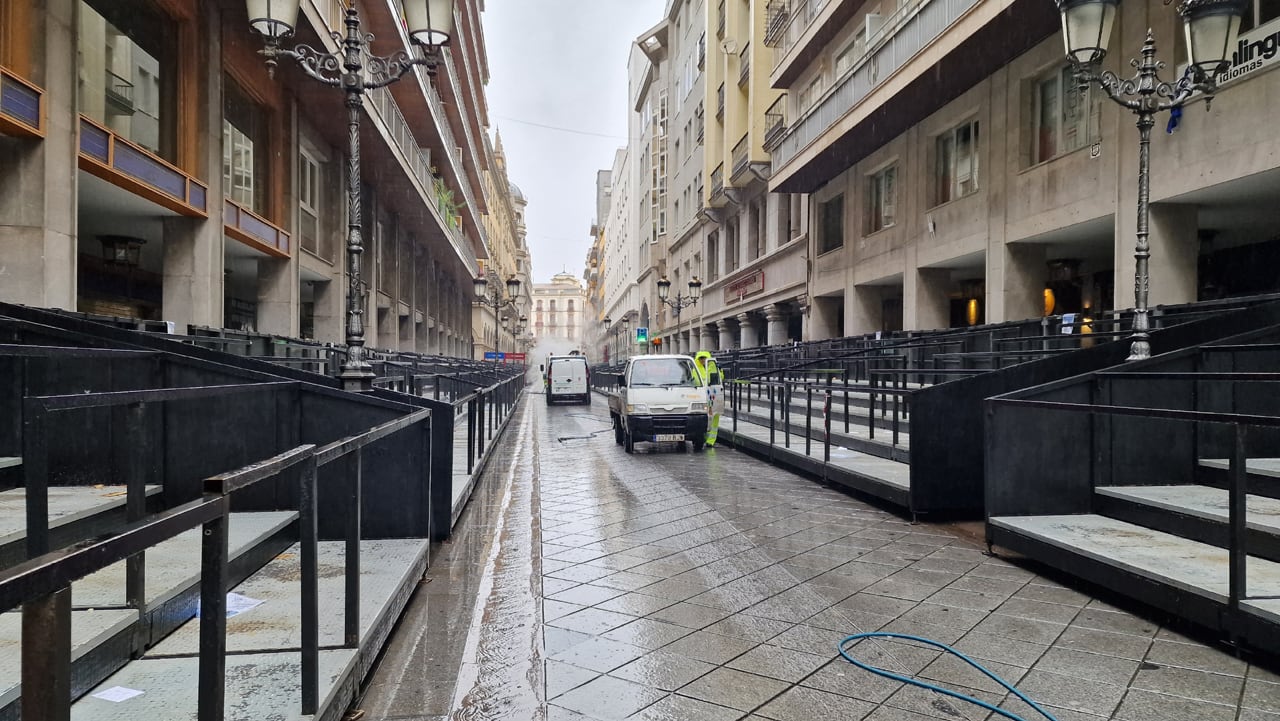 Limpieza en la calle Ángel Ganivet de Granada, en la carrera oficial de la Semana Santa, tras las celebraciones de 2024