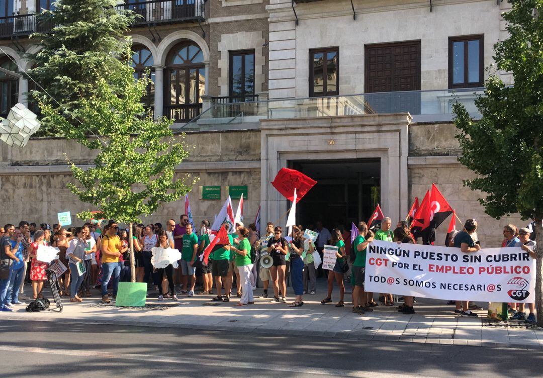 Protesta de los maestros interinos en Granada