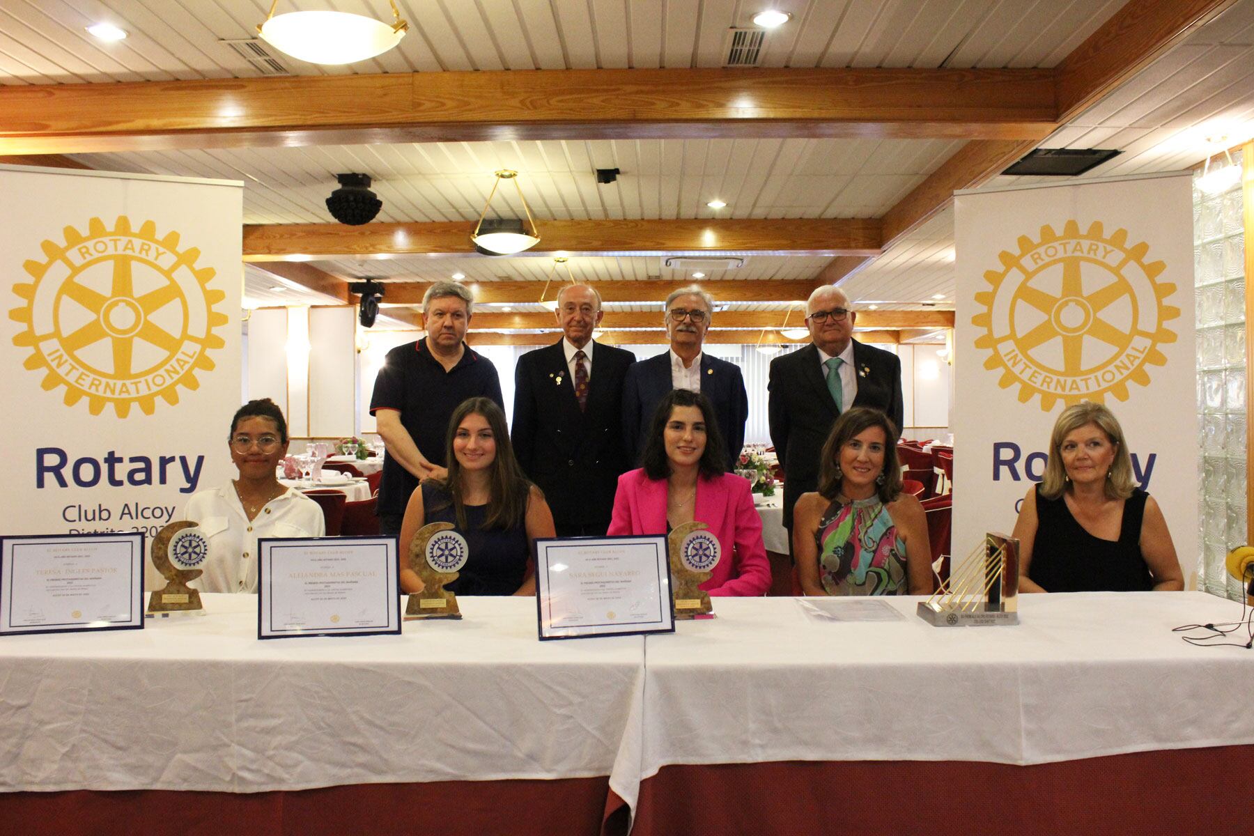 Las tres jóvenes estudiantes premiadas, junto a representantes del colegio Sant Roc, acompañadas por José Vicente Vidal, Juan Jordá, Ricardo Canalejas y Josep Lluís Santonja