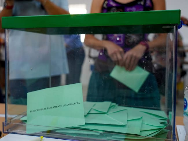 Urna en anteriores elecciones al Parlamento de Andalucía