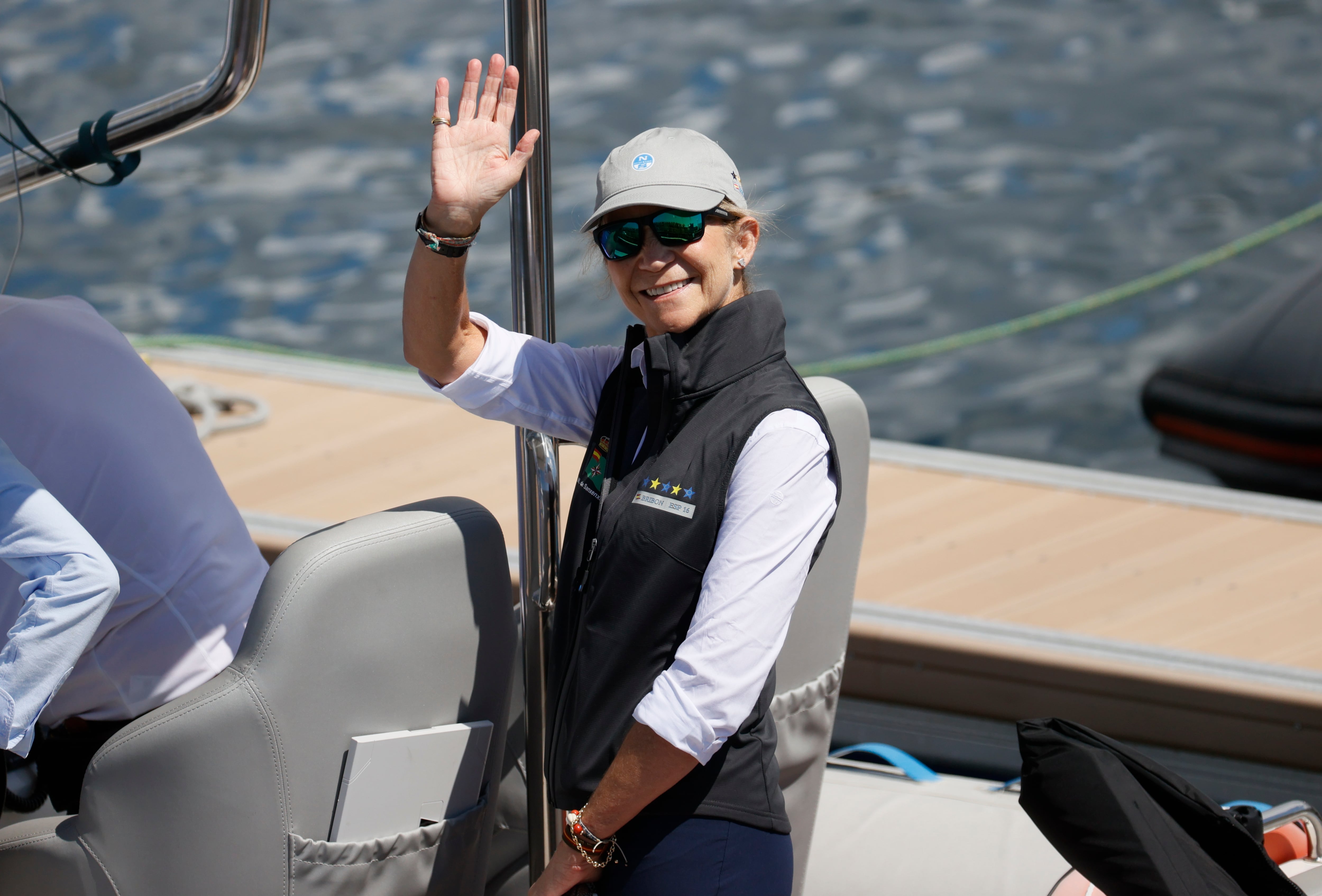 La infanta Elena, que ha recibido este sábado al rey Juan Carlos en el pantalán del Real Club Náutico de Sanxenxo (Pontevedra)