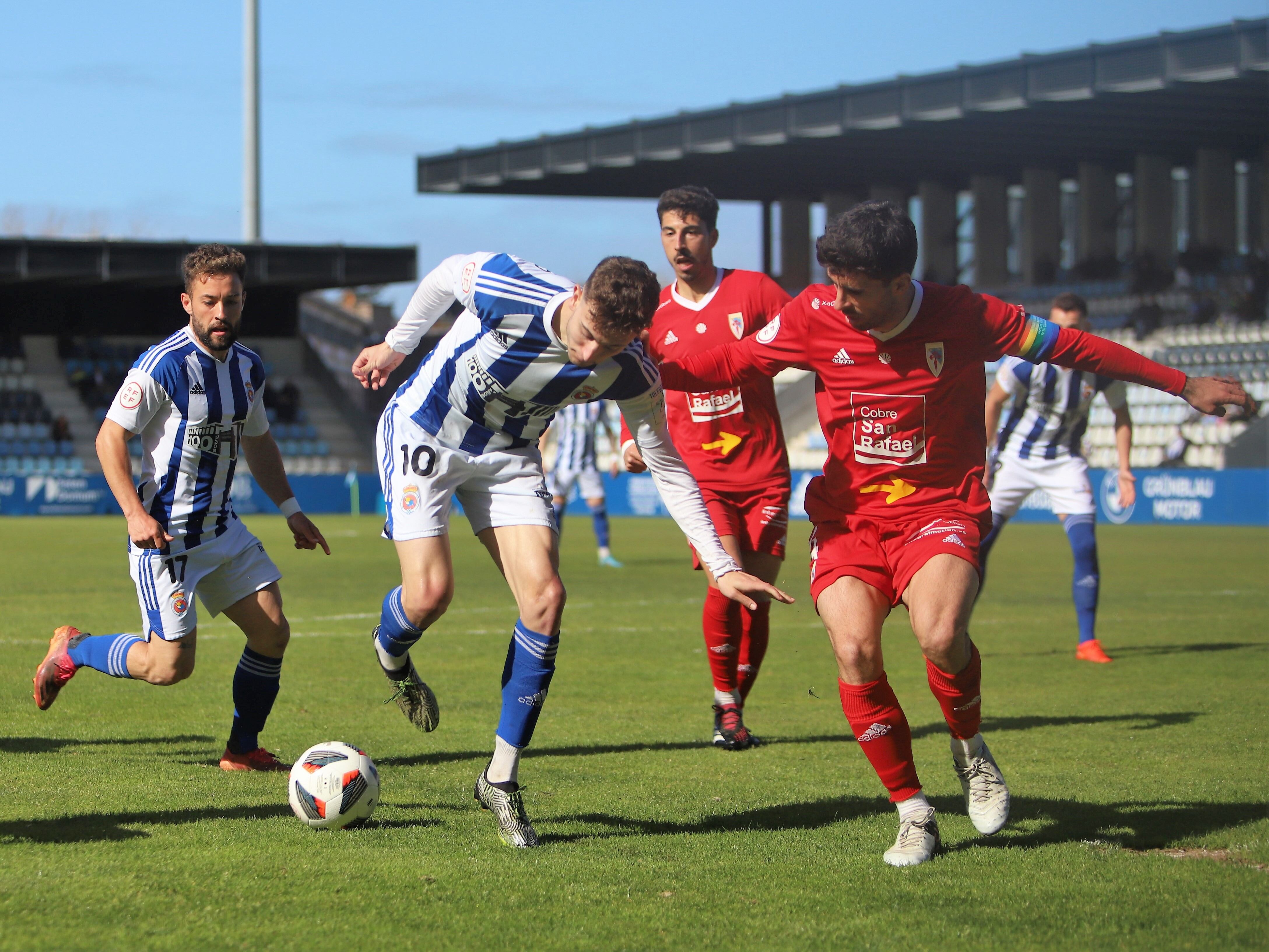 Álvaro Casas persigue a un rival en el partido ante el Gimnástica de Torrelavega