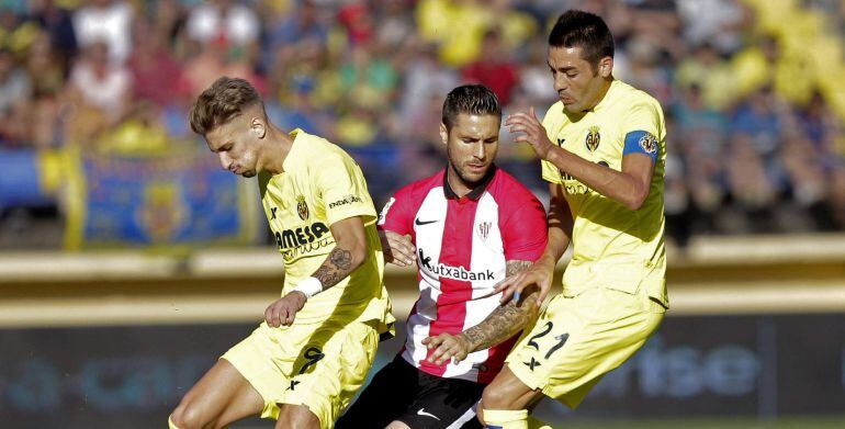 ***CORRIGE IDENTIFICACIÓN*** GRA482. VILLARREAL (CASTELLÓN), 20/09/2015.- El delantero del Villarreal Samuel Castillejo (i) y su compañero Bruno Soriano, ante el delantero del Athletic Kike Sola (c) durante el partido de la cuarta jornada de Liga que disputanen el estadio de El Madrigal. EFE/Doménech Castelló