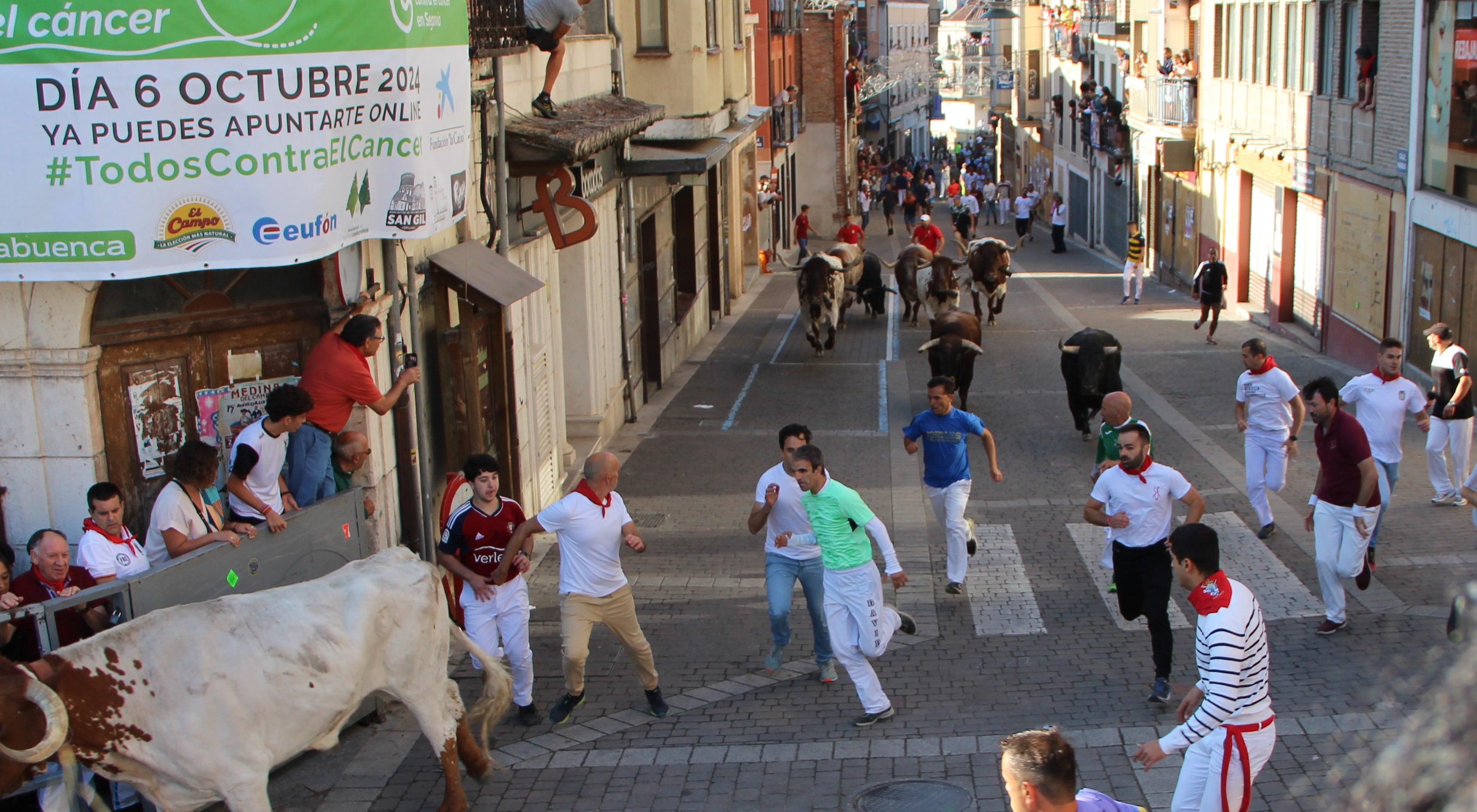 Corredores en la calle de las Parras de Cuéllar con los toros de Arauz de Robles