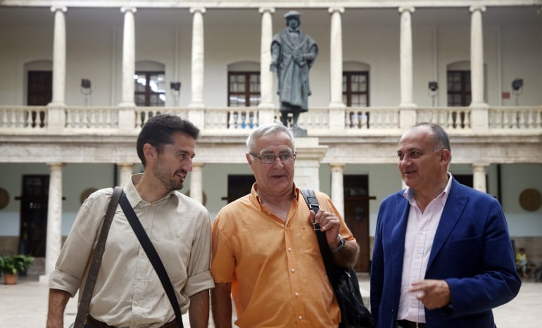 GRA285. VALENCIA, 15/06/2015.- El nuevo alcalde de Valencia, Joan Ribó (c), junto a los concejales y cabeza de lista de PSPV-PSOE, Joan Calabuig (d), y de Valencia en Comú, Jordi Peris, momentos antes de la reunión que han mantenido esta tarde los concejales de las tres formaciones. EFE/Kai Försterling