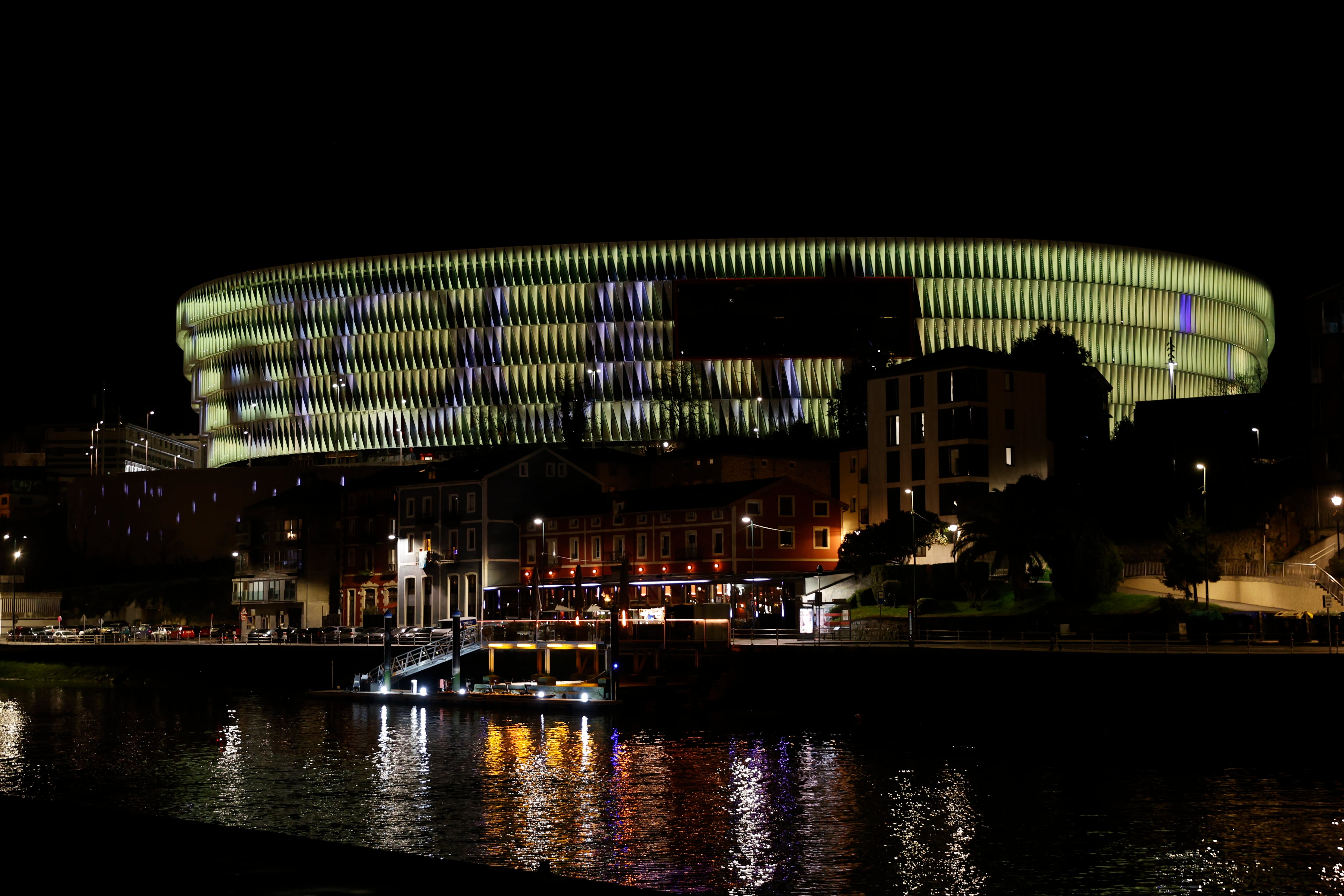 El estadio de San Mamés iluminado de amarillo durante el evento celebrado en Bilbao, con motivo de la cuenta atrás de los 100 días para la salida del Tour de Francia desde la ciudad vasca