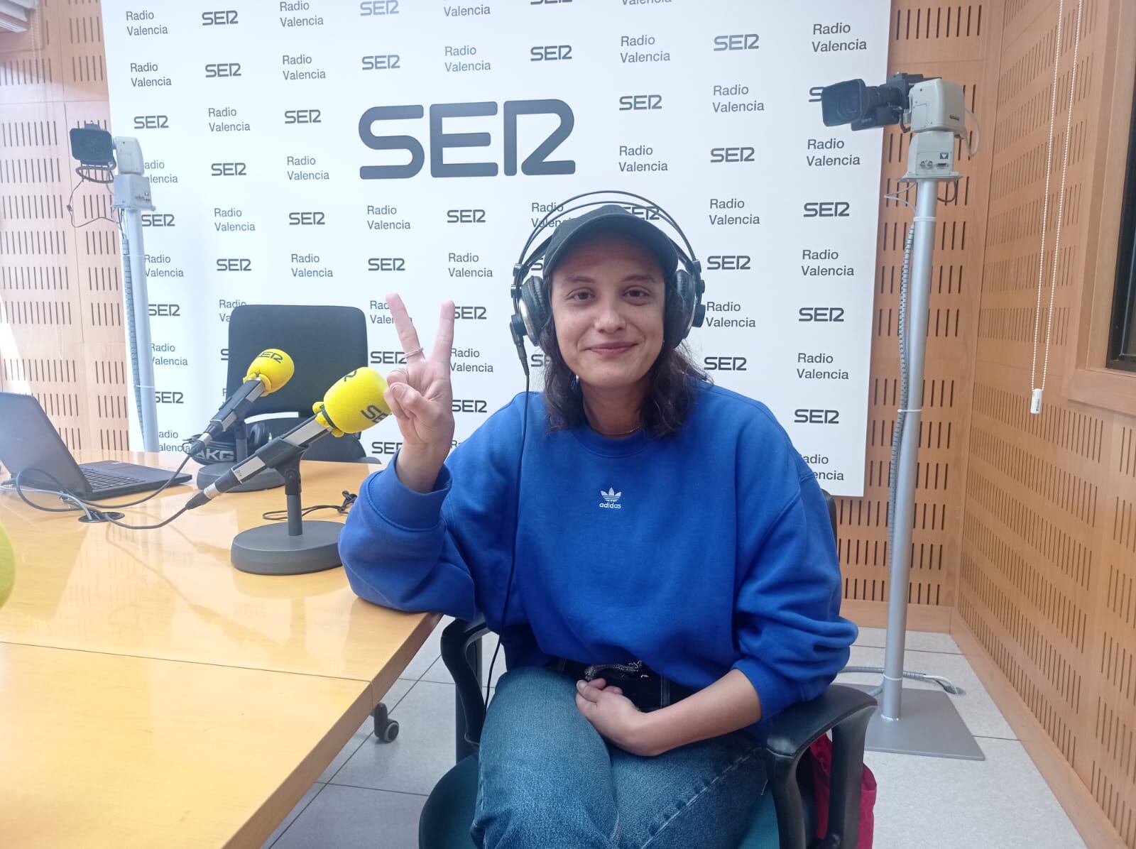 La directora Marta Romero en los estudios de Radio Valencia Cadena SER