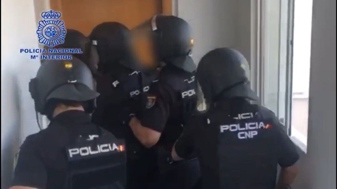 Imagen de la operación policial, en uno de los registros