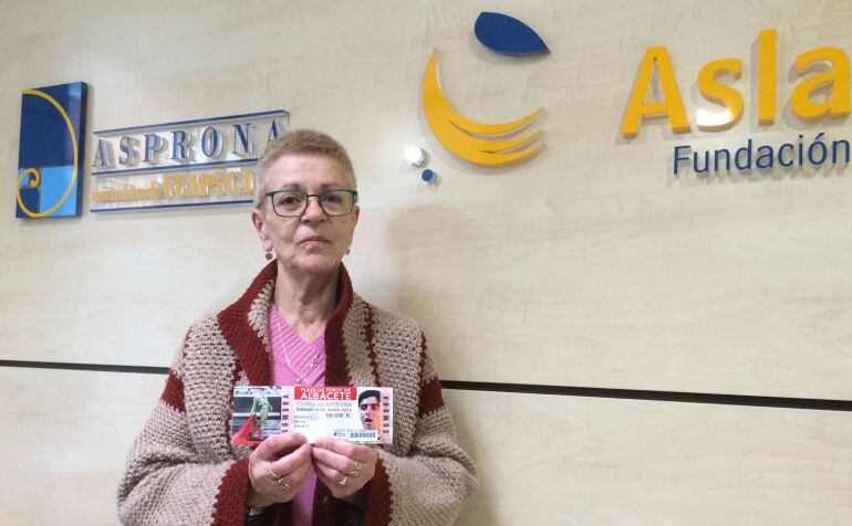 Esta mujer ha sido una de las primeras en comprar su entrada. Una barrera para ver a Perera en Albacete