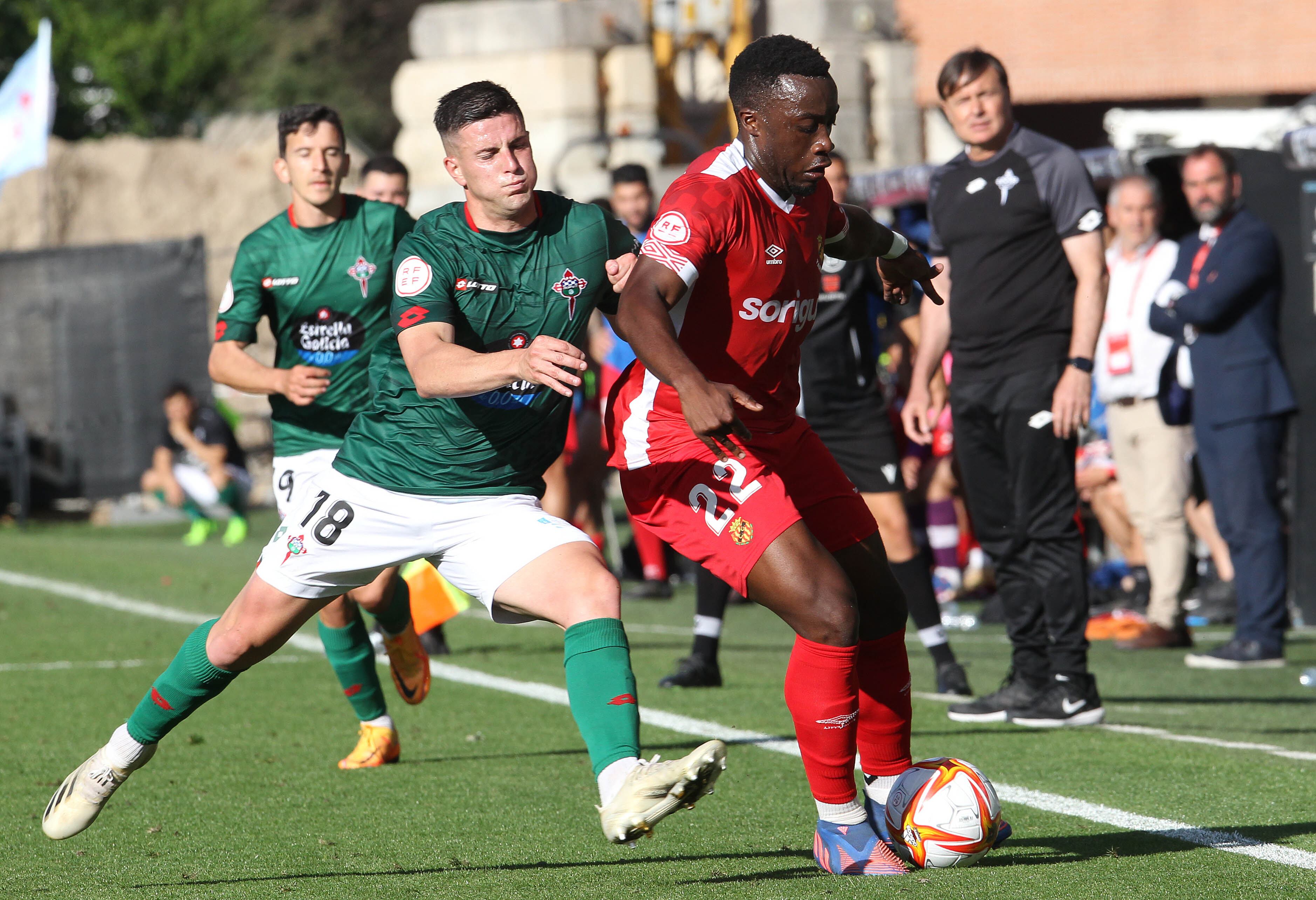 VIGO (PONTEVEDRA), 05/06/2022.- El jugador del Racing de Ferrol David del Pozo (i) pugna por un balón con el jugador del Nástic de Tarragona Buyla, en el partido de semifinales de la fase de ascenso a LaLiga SmartBank que Racing de Ferrol y Nástic de Tarragona juegan hoy domingo en el estadio de Balaídos, en Vigo. EFE/Salvador Sas
