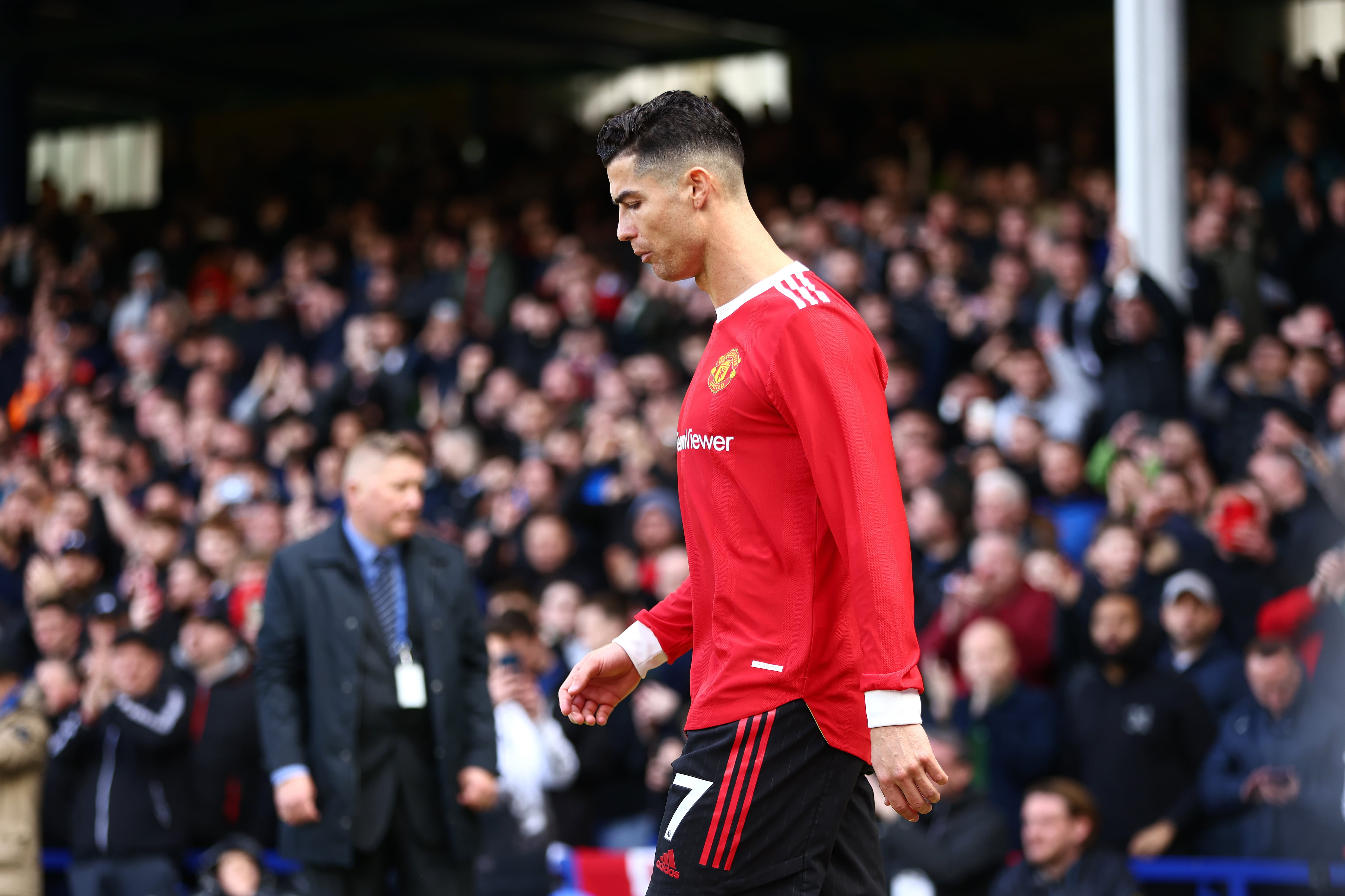 Cristiano Ronaldo pasea cabizbajo tras la derrota del Manchester United por 0-1 ante el Everton