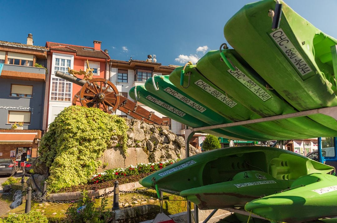 El ca´ñón de la plaza Venacio Pando de Arriondas,  y las canoas, dos simbolos de Parres