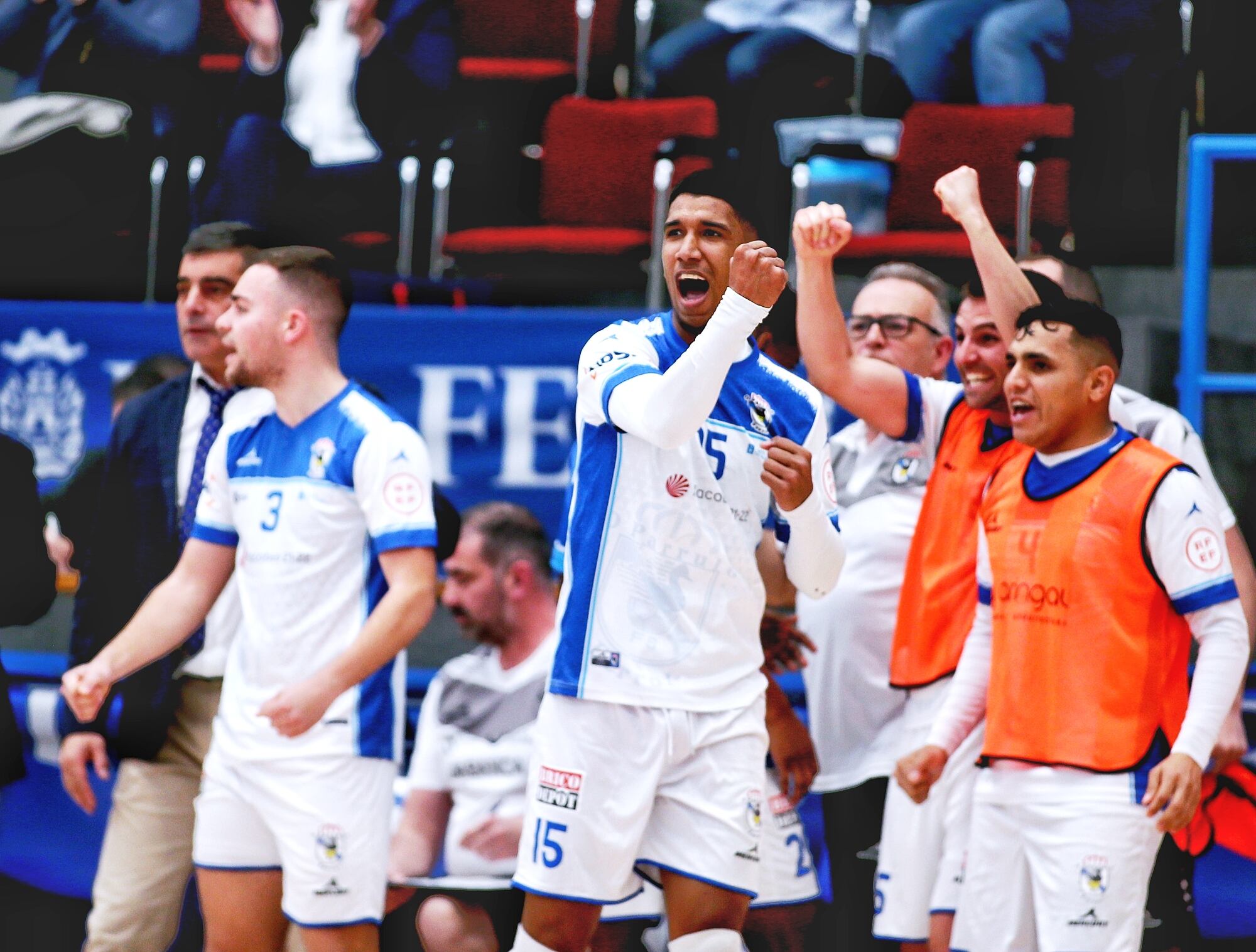 Los jugadores de O Parrulo celebran uno de sus goles ante el Mengíbar en A Malata