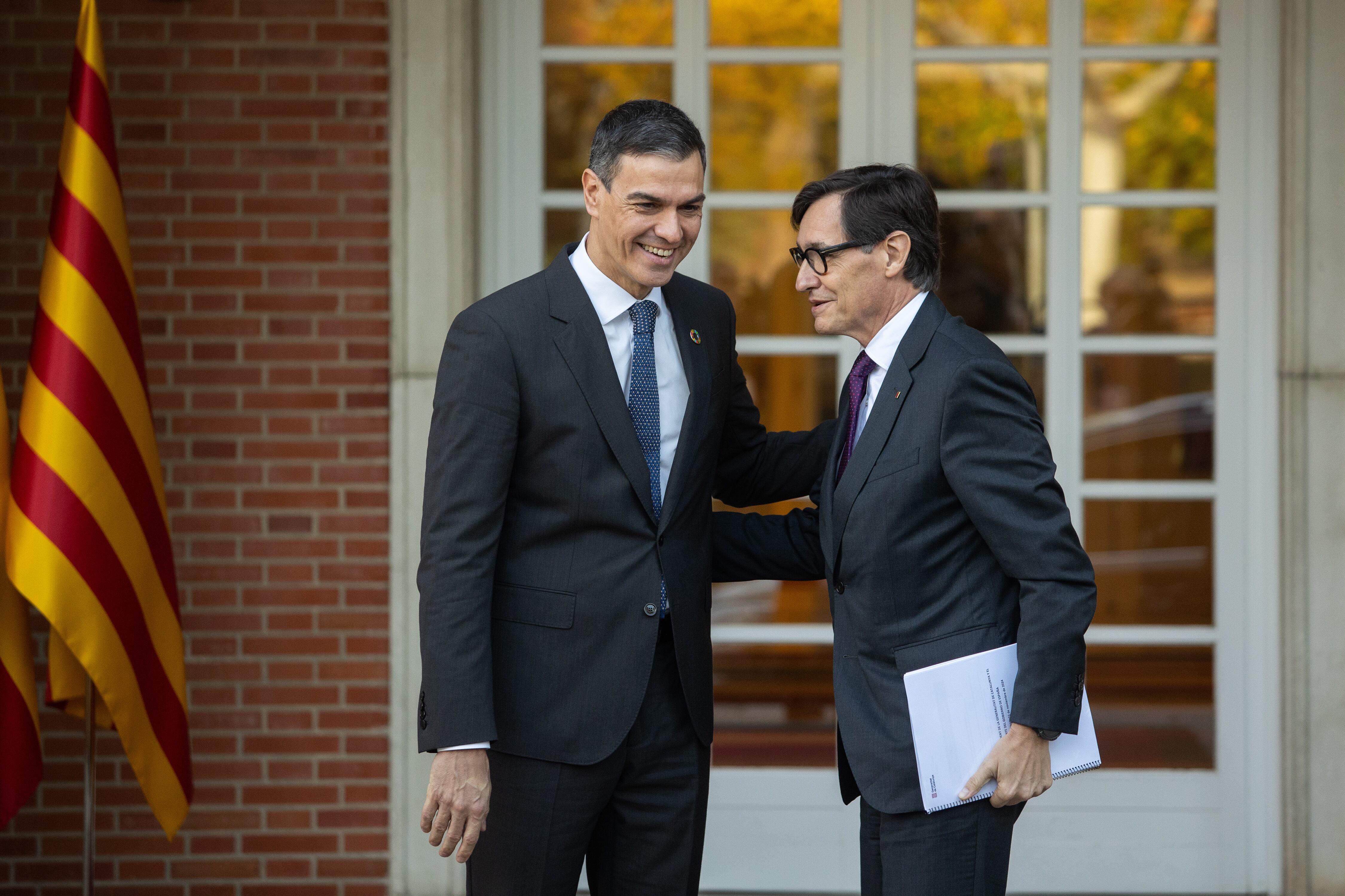 Saludo entre Pedro Sánchez, presidente del Gobierno, y Salvador Illa, presidente de Cataluña