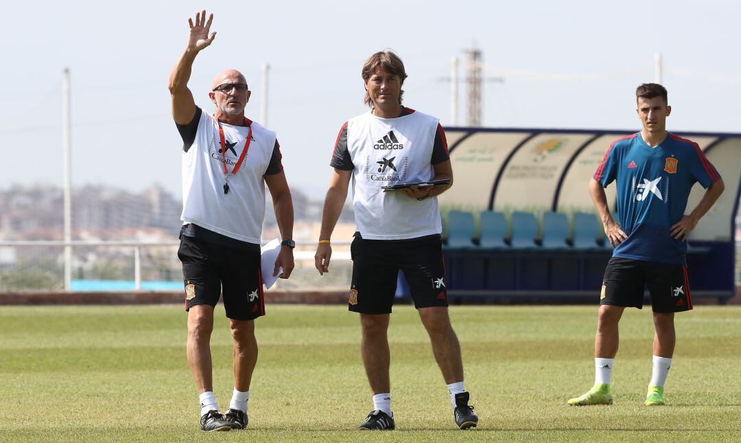 Aitor Buñuel, junto a los seleccionadores Luis De la Fuente y Julen Guerrero.