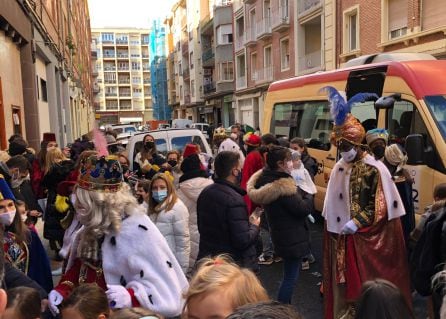 Los Reyes Magos llegando a la Sociedad Gastronómica La Rondalosa.