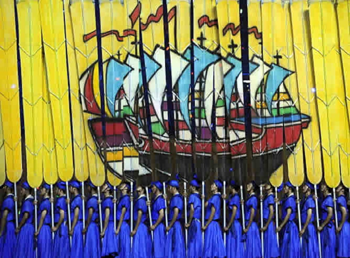 En el estadio Nacional con más de 15,000 actores representando la historia reciente de la nación.