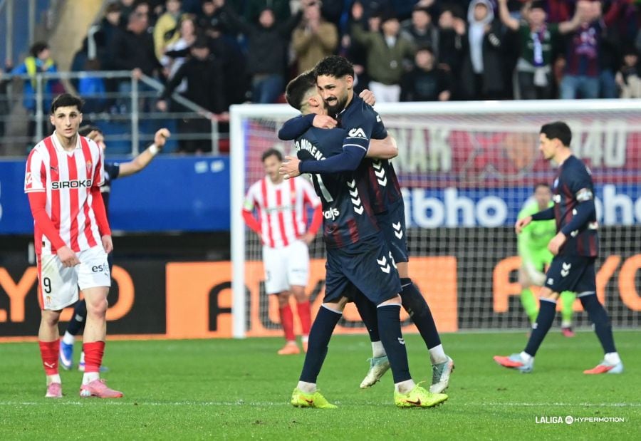 Los jugadores del Eibar celebran la victoria ante la desolación de los jugadores del Sporting.