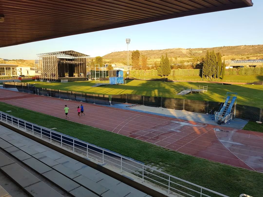 Pistas de Atletismo Fuente de la Niña con el escenario de conciertos en medio