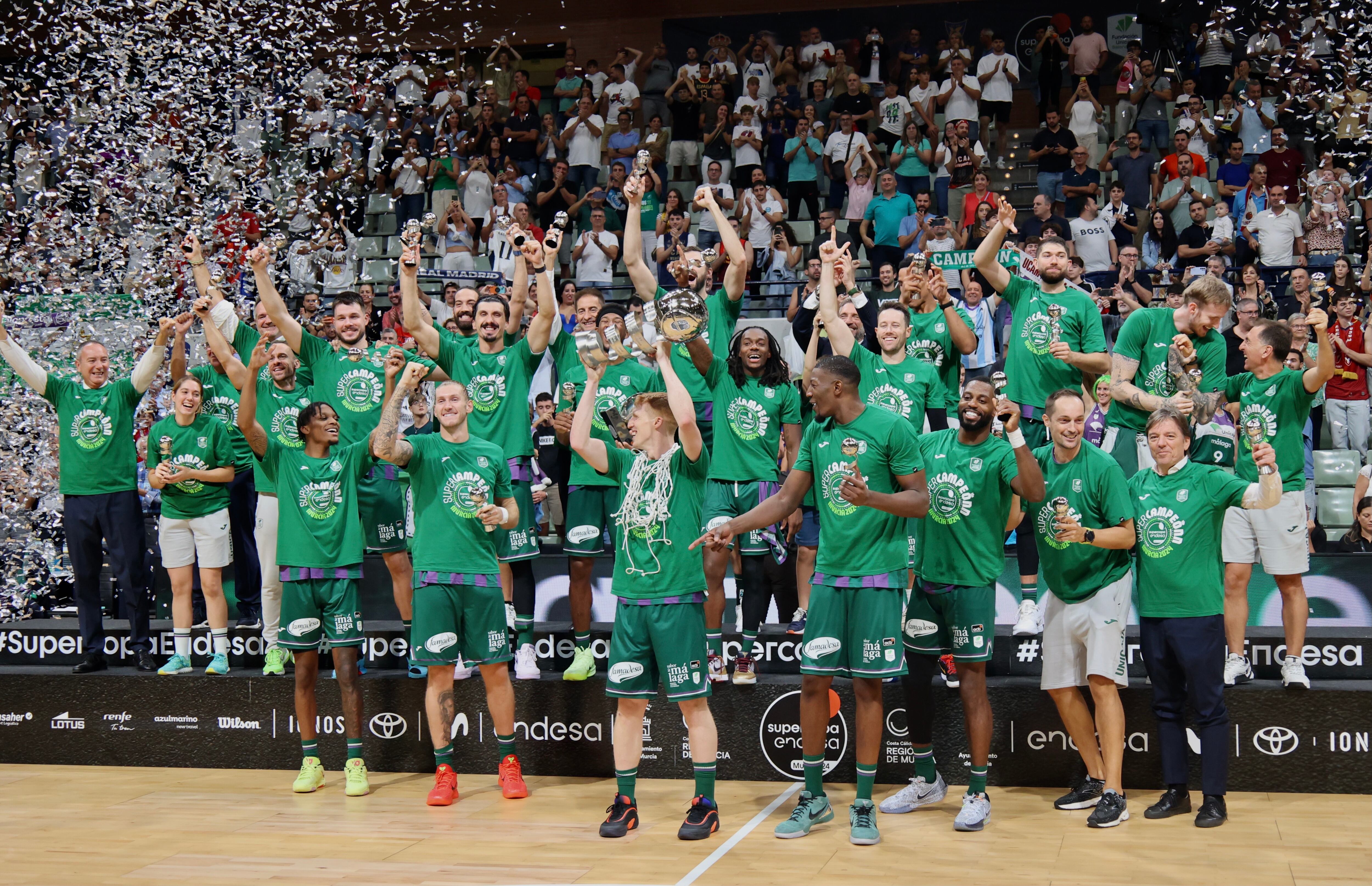 MURCIA, 22/09/2024.- Los jugadores de Unicaja celebran su victoria en la final de la Supercopa de baloncesto tras derrotar al Real Madrid en el encuentro que han disputado hoy Domingo en el Palacio de los Deportes de Murcia. EFE/Juan Carlos Caval.
