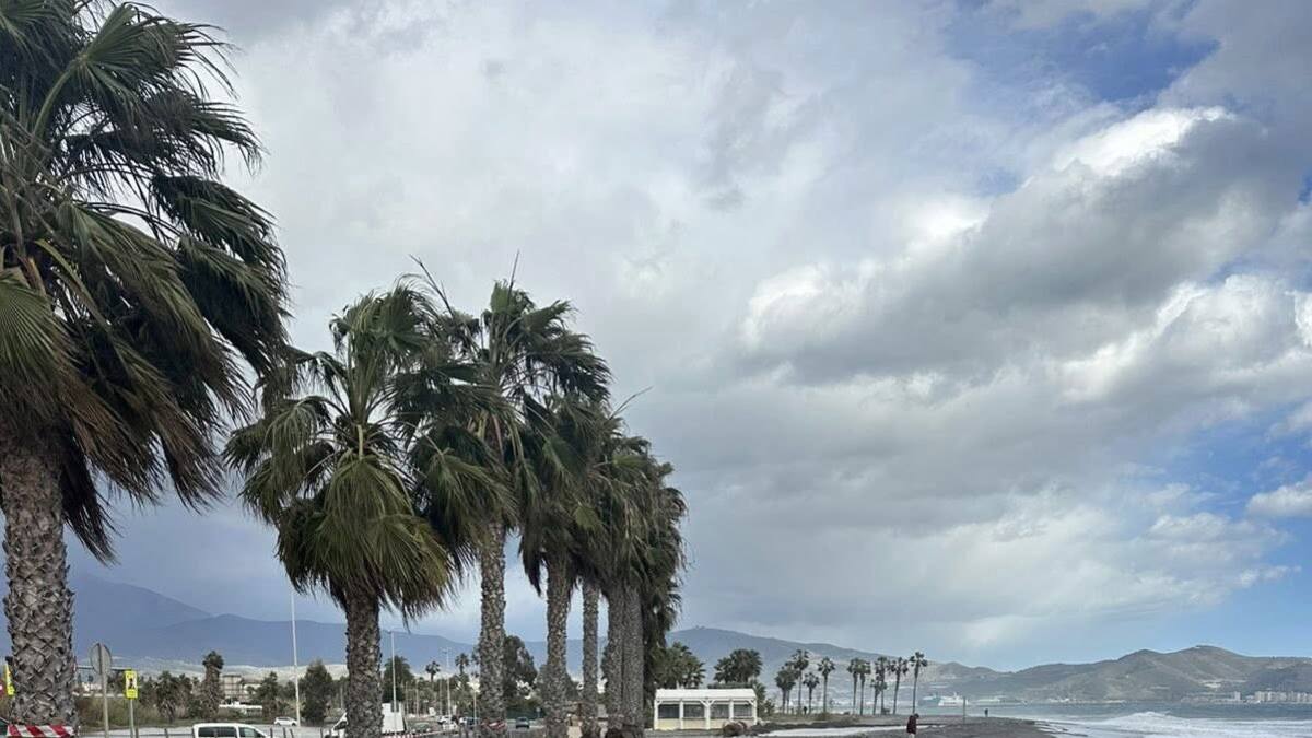 La Costa Tropical pone a punto sus playas para Semana Santa tras los daños del temporal