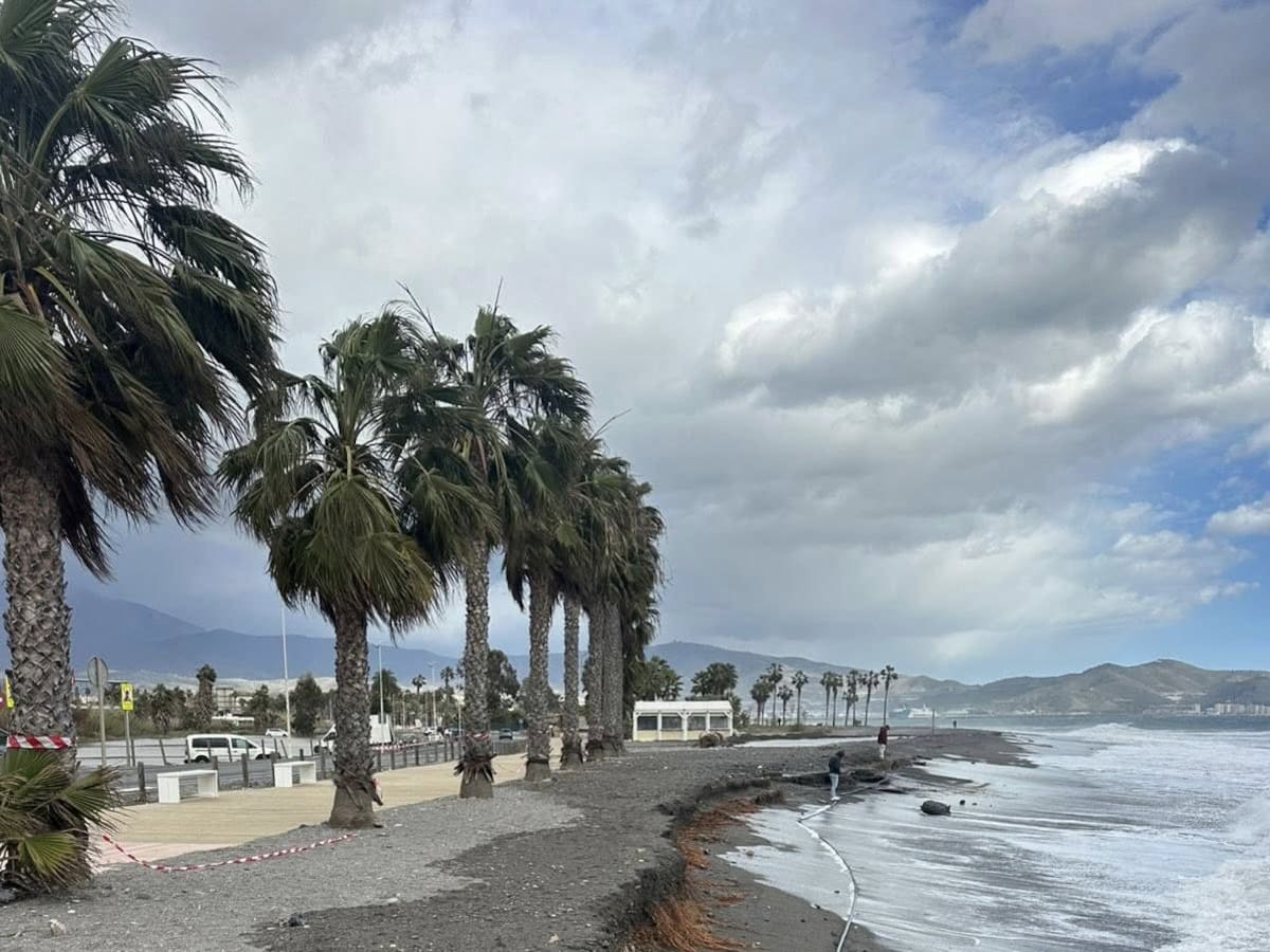 La Costa Tropical pone a punto sus playas para Semana Santa tras los daños del temporal