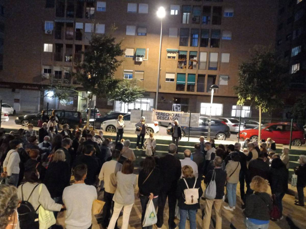 Asamblea de la asociación de vecinos de Ciutat Jardí para decidir las movilizaciones contra el botellón