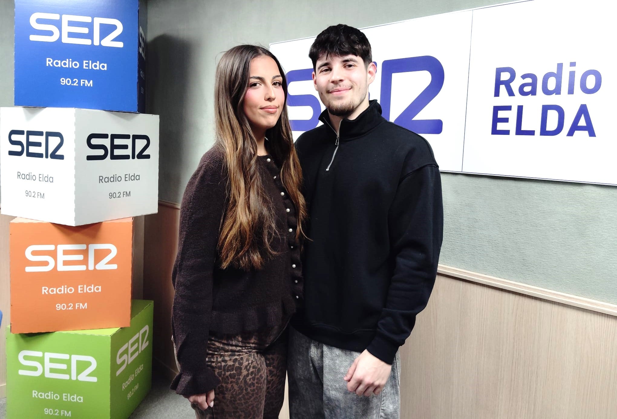 María y Daniel en el estudio de Radio Elda Cadena SER.