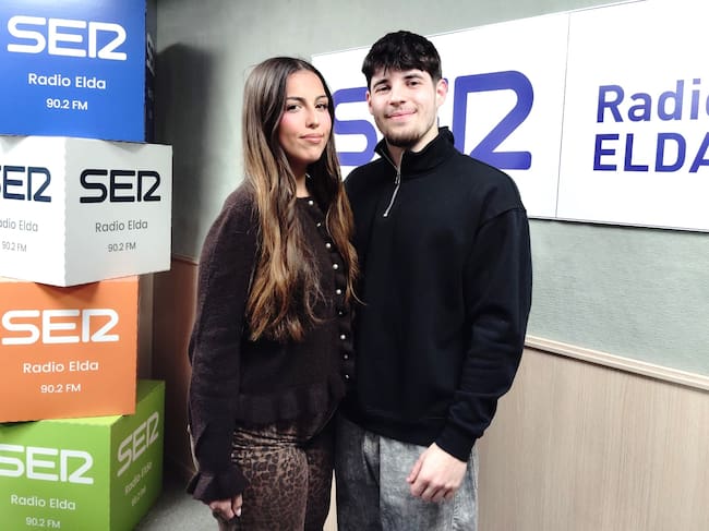 María y Daniel en el estudio de Radio Elda Cadena SER.