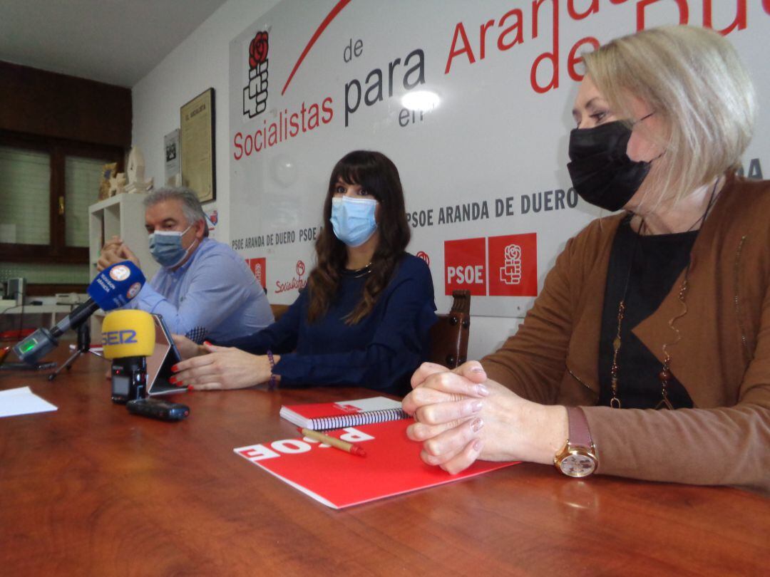 Laura Jorge (en el centro), con Amparo Simón e Ildefonso Sanz, compañeros del grupo municipal