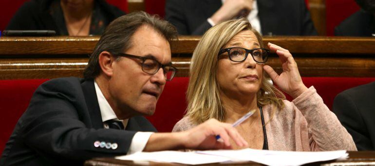 GRA136. BARCELONA, 12/11/2014.- El presidente de la Generalitat, Artur Mas (i), y la vicepresidenta del Govern, Joana Ortega, durante la sesión de control parlamentario celebrada hoy y centrada en el debate soberanista. EFE/Toni Albir