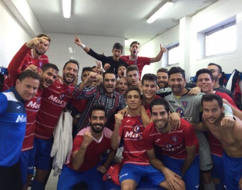 Los Jugadores de La Roda festejan en el vesturario