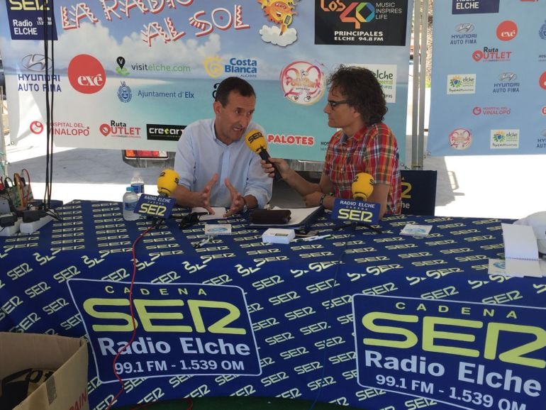 El alcalde, Carlos González, ha estado en La Radio al Sol