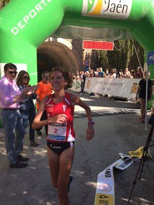 La campeona en categor&iacute;a femenina, Lourdes Gonz&aacute;lez, al llegar a meta.