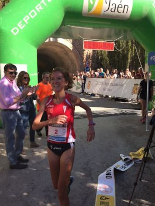 La campeona en categoría femenina, Lourdes González, al llegar a meta.