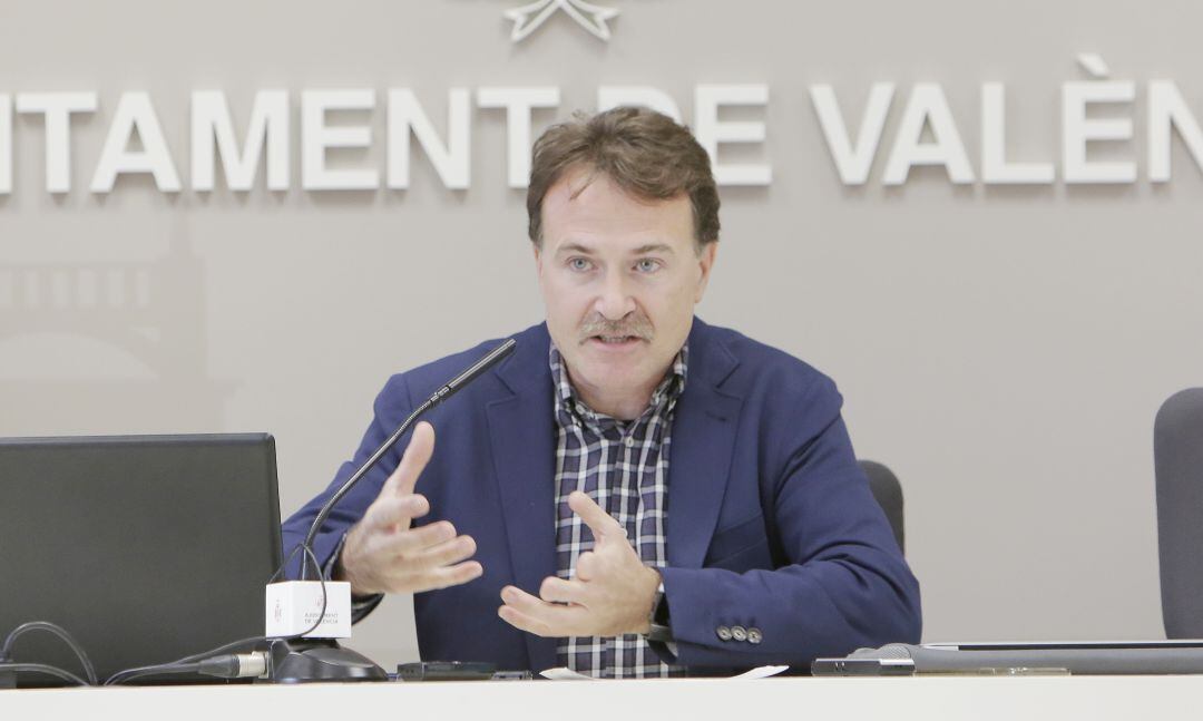 El concejal de Movilidad de València, Giuseppe Grezzi, en la sala de prensa del consistorio