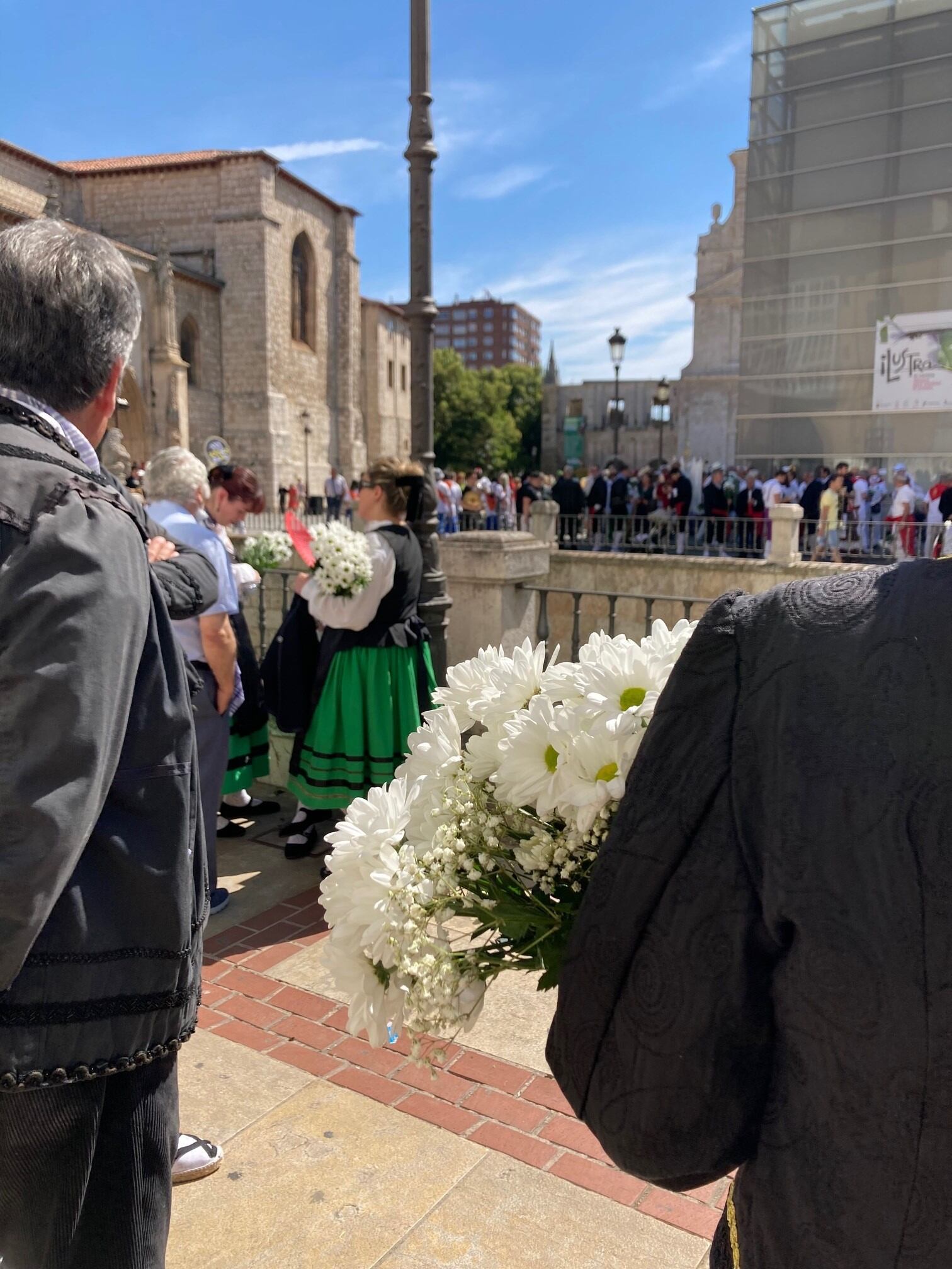 Miles de peñistas participan en la Ofrenda Floral del Día de San Pedro y San Pablo en Burgos