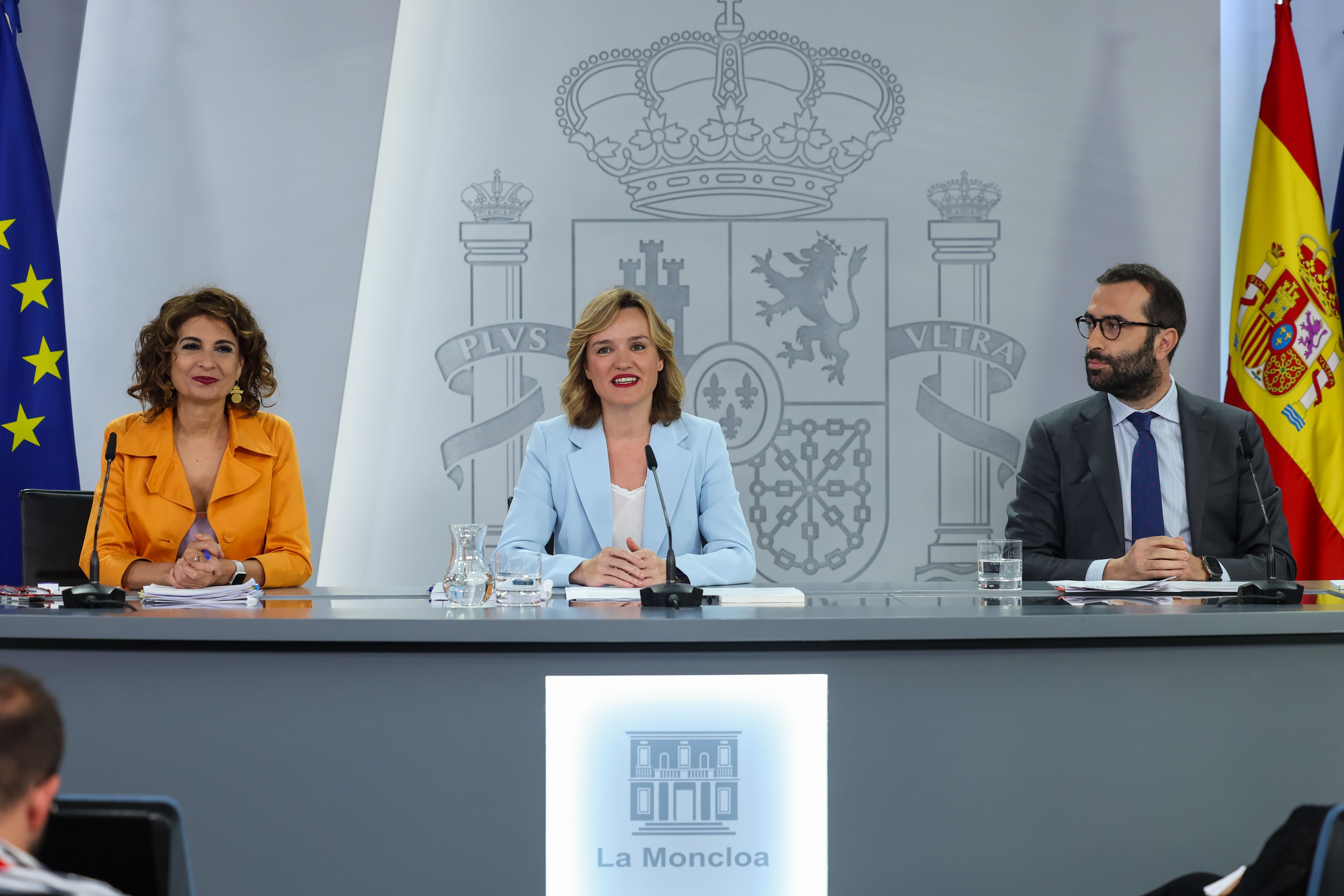 El ministro de Economía, Carlos Cuerpo; la portavoz del Gobierno, Pilar Alegría (c) y la vicepresidenta primera y ministra de Hacienda, María Jesús Montero durante la rueda de prensa posterior a la reunión del Consejo de Ministros. EFE/ Kiko Huesca