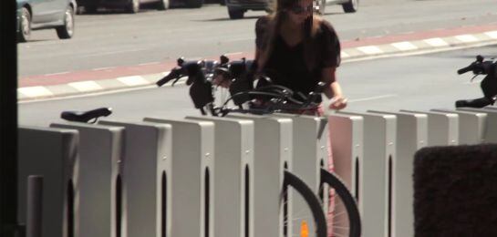 Una mujer se encuentra una de las 'llaves perdidas' en una estación de Bicimad