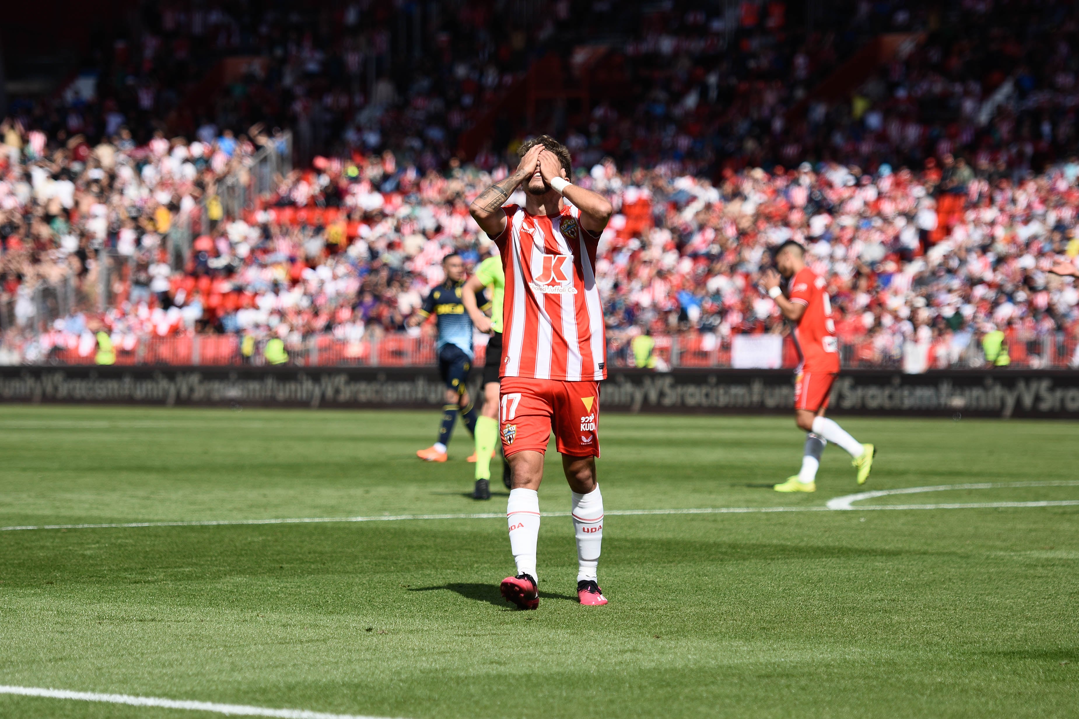 Pozo se desespera en una jugada del partido ante el Cádiz.