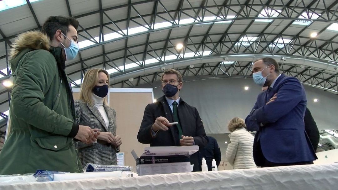 Feijóo entre la delegada de la Xunta en Vigo y el conselleiro de Sanidade.