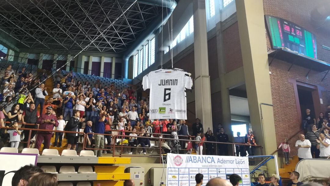 La camiseta de Juanín ya cuelga en el Pabellón Municipal de los Deportes