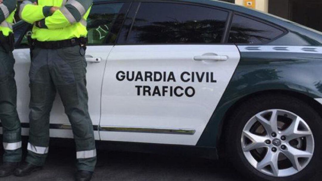 Coche y agente de la Guardia Civil.