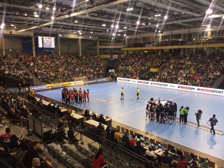 Momento del partido en el que ambos equipos se reúnen en sendos corros