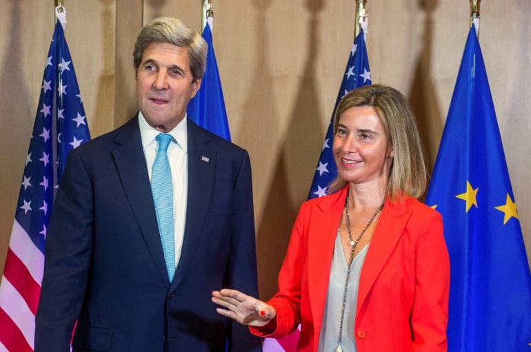 John Kerry y Federica Mogherini durante la reunión que han mantenido en Bruselas con los ministros de asuntos exteriores.